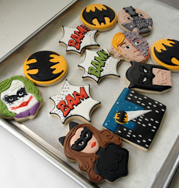 http://www.sweetsugarbelle.com/2012/11/easy-batman-cookies/