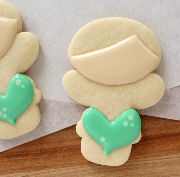 How to make mermaid cookies with a Wilton Snowman cutter via Sweetsugarbelle