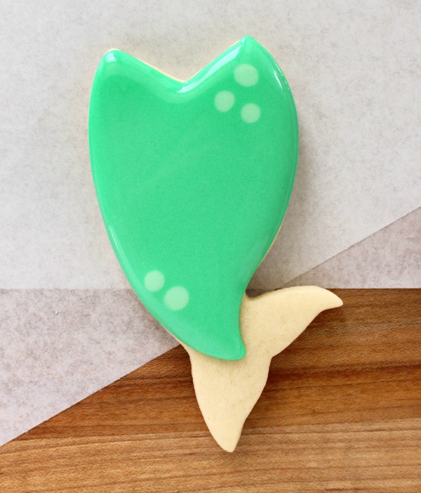 Easy decorated mermaid tail cookies tutorial via Sweetsugarbelle.com